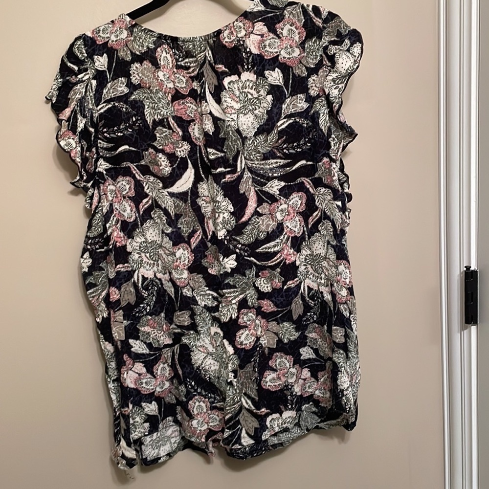 Old Navy women’s EUC black floral print top XXL​​ - Picture 2 of 4